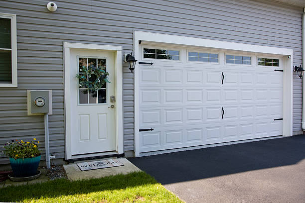 24/7 Emergency Garage Door Panel Replacement experts in Hamtramck, MI